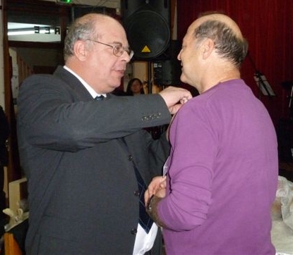 Uwe Werner reçoit l'insigne Mastère des mains de Philippe Ancelot ...