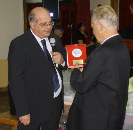 Philippe Ancelot remet la médaille FFA à M. l'adjoint au Maire de Neuilly-sur-Marne